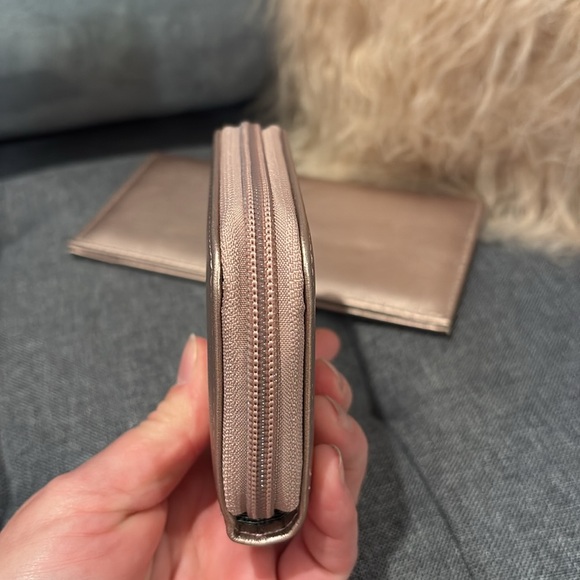 GUC Metallic Pink Checkbook Cover & Card Case - Picture 4 of 7